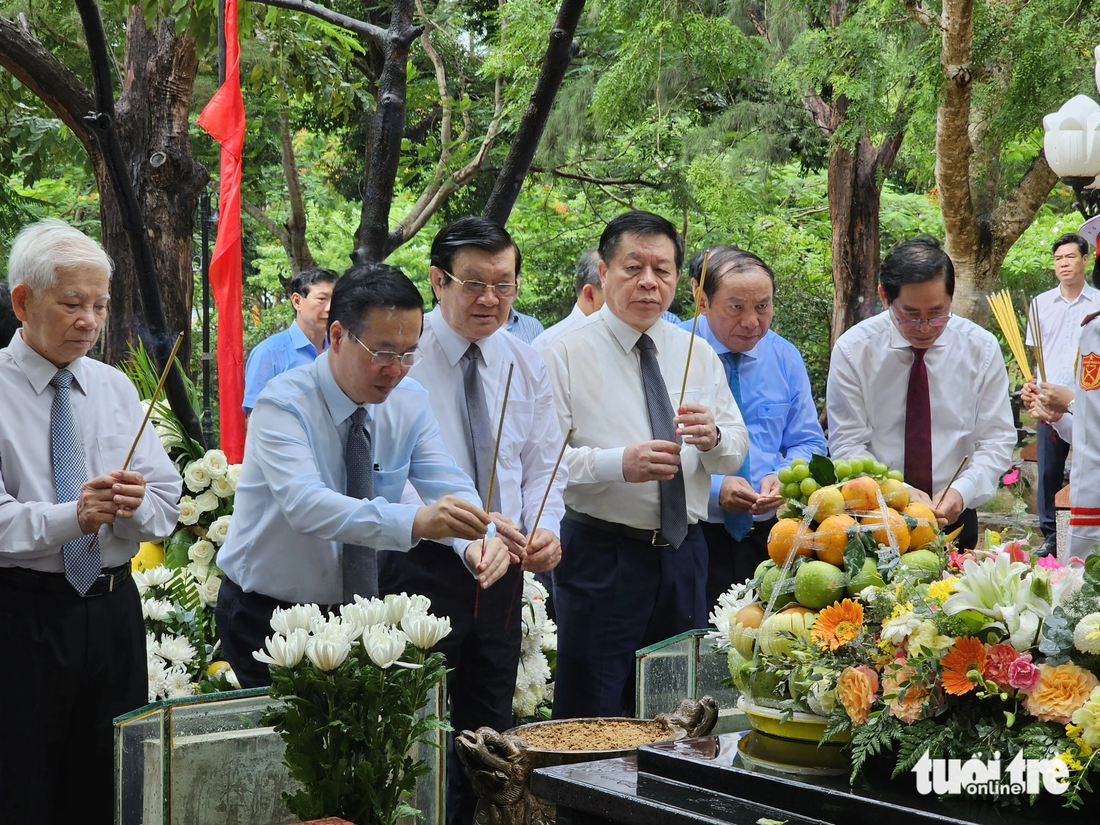 Chủ tịch nước Võ Văn Thưởng cùng các lãnh đạo, nguyên lãnh đạo Đảng, Nhà nước thắp hương ở phần mộ Anh hùng liệt sĩ Võ Thị Sáu - Ảnh: ĐÔNG HÀ 