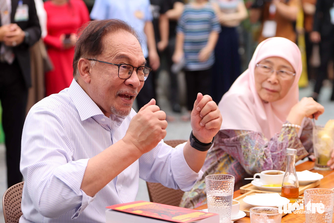 Đáp lại tình cảm nồng hậu của Thủ tướng Phạm Minh Chính và phu nhân, Thủ tướng Malaysia Anwar Ibrahim đã tặng cuốn &quot;Malaysia Madani&quot; do chính ông viết nói về mục tiêu xây dựng đất nước Malaysia dưới thời ông. Trong ảnh: Thủ tướng Malaysia đang giải thích về tên gọi của cuốn sách - Ảnh: NGUYỄN KHÁNH