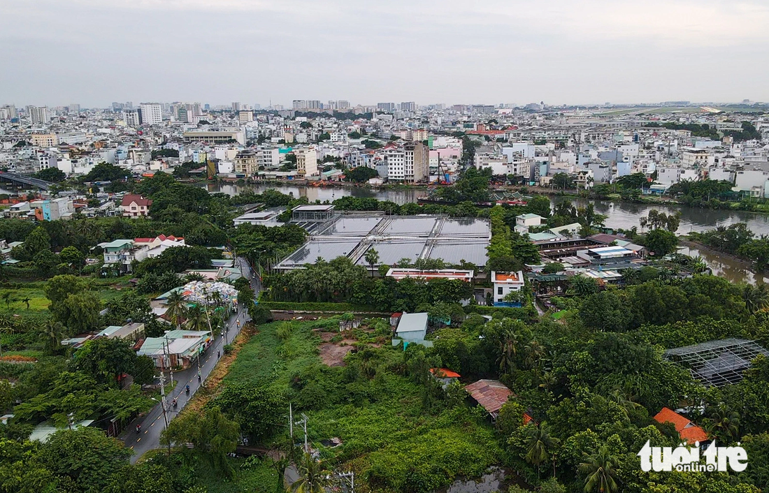 Nằm cạnh sông Vàm Thuật, Nhà máy xử lý nước thải Tham Lương - Bến Cát (giai đoạn 1) nằm trong khu đất rộng 2,3ha (phường An Phú Đông, quận 12). Đây là nhà máy đầu tiên của cả nước xử lý nước thải đạt loại A trước khi thải ra môi trường với công suất giai đoạn 1 là 131.000m3.