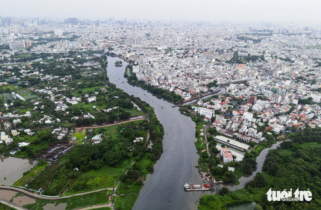 Để xử lý tình trạng này, TP đã đầu tư dự án cải thiện hệ thống thoát nước, nước thải lưu vực Tham Lương - Bến Cát từ nguồn vốn tài trợ của Ngân hàng Phát triển châu Á (ADB). Dự án có tên CRUS1 sẽ xây dựng hệ thống cống dẫn nước thải về Nhà máy xử lý nước thải khu vực Tham Lương - Bến Cát đã hoàn thành giai đoạn 1, với công suất xử lý 131.000m3/ngày đêm, dự kiến giai đoạn 2 công suất xử lý đạt 250.000m3/ngày đêm.