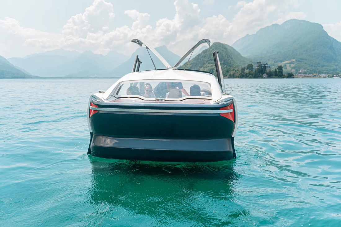 Nhìn từ sau, có thể thấy cảm hứng thiết kế từ ô tô khá rõ. SeaBubbles có kích thước 5 x 2,5 (mét), hoạt động 100% bằng nguồn điện từ pin, di chuyển ở vận tốc hành trình 22km/h - Ảnh: SeaBubbles