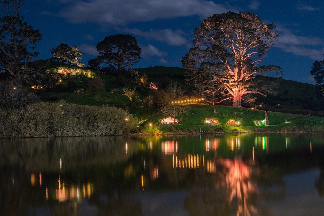 Ngôi làng Hobbiton trong ánh đèn tựa vườn cổ tích - Ảnh: hobbitontours