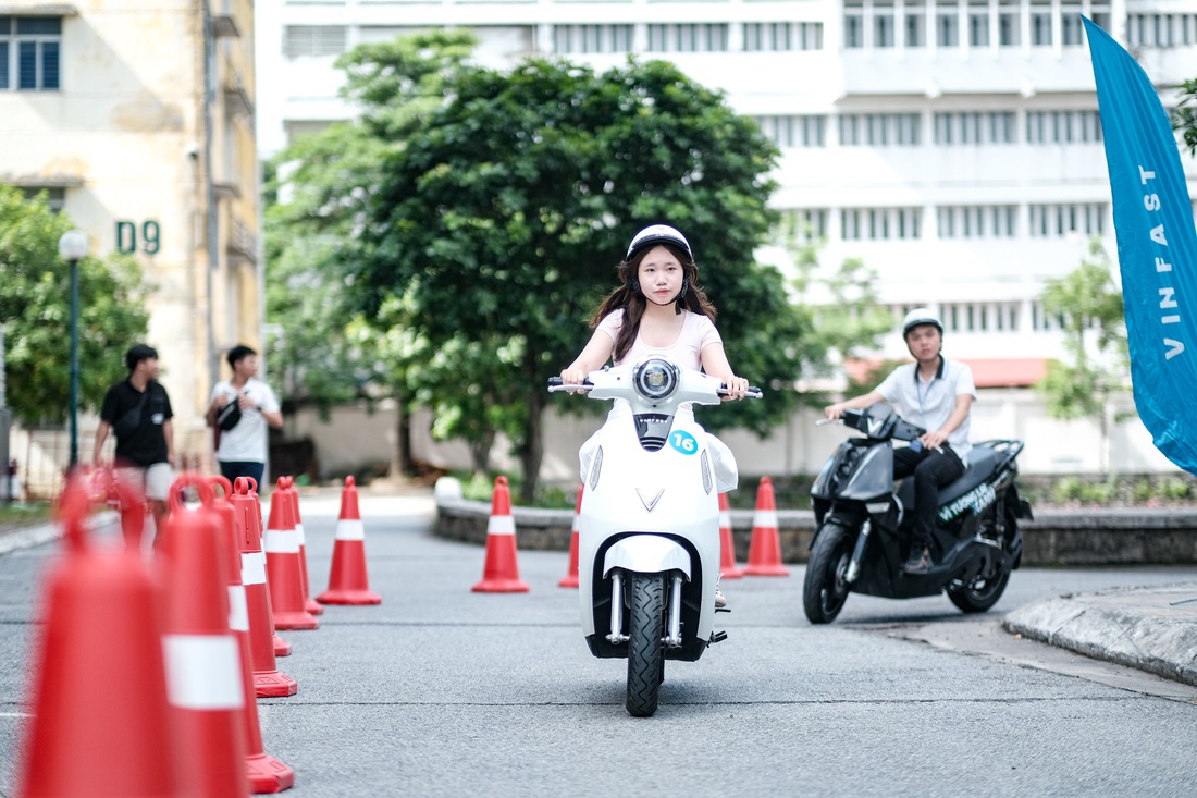 Nhiều dòng xe máy điện VinFast được mang đến giới thiệu tại ngày hội - Ảnh: MAI THƯƠNG