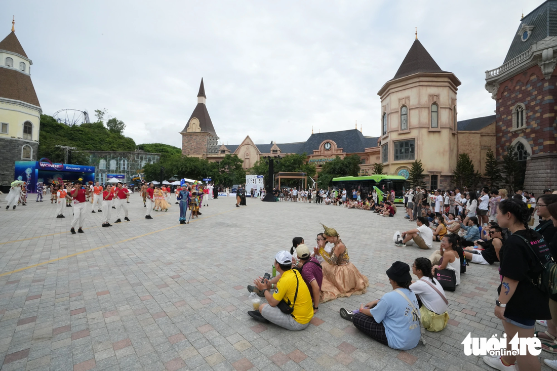 Quảng trường Thần thoại làm nóng không khí trước giờ biểu diễn với màn nhảy flashmob, trình diễn âm nhạc sôi động của các ban nhạc Indie - Ảnh: NGUYỄN HOÀNG