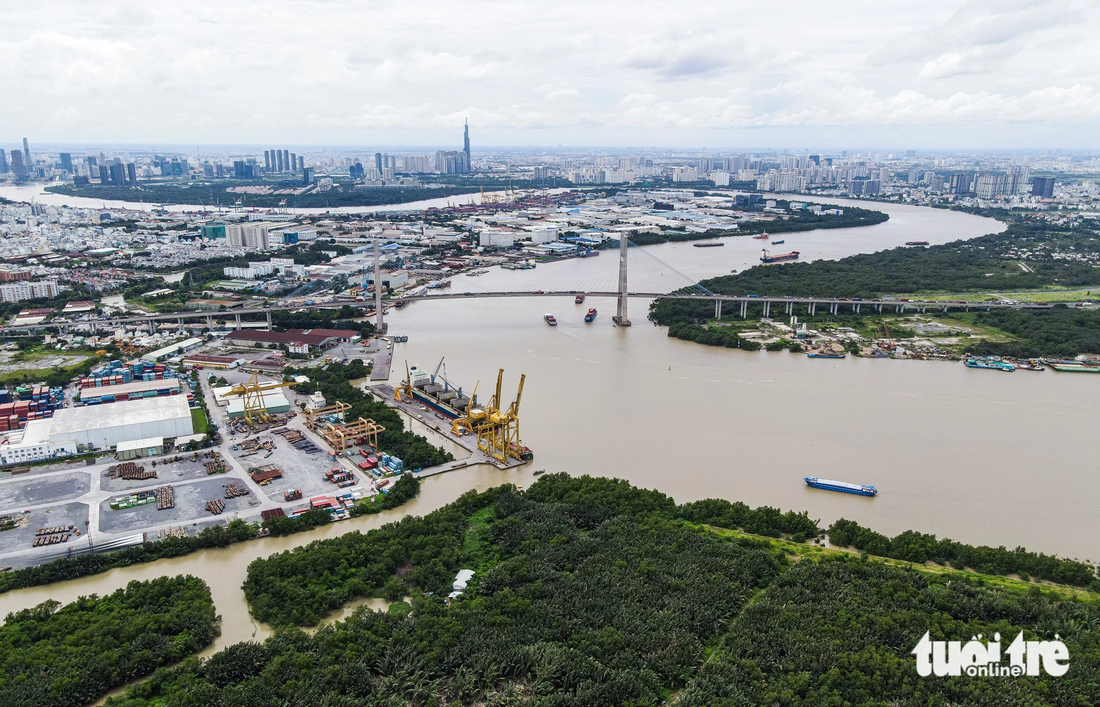 Cầu Phú Mỹ nối liền quận 7 và TP Thủ Đức được khánh thành và đưa vào sử dụng từ năm 2009, có tổng chiều dài toàn tuyến khoảng 10km