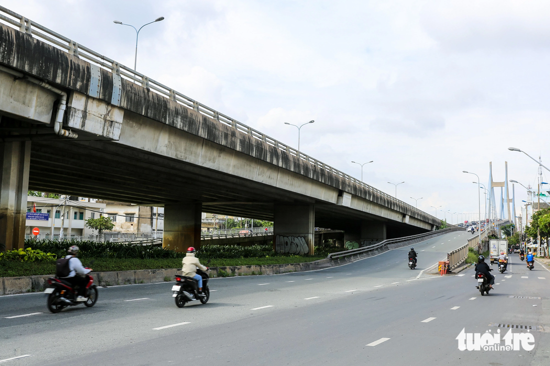 Kiểm toán Nhà nước chỉ ra nhiều sai sót khi triển khai dự án đường nối cầu Phú Mỹ. Chẳng hạn, công tác lập, thẩm định phê duyệt thiết kế, dự toán còn một số tồn tại. Việc quản lý chất lượng công trình, dự án thi công không đúng thiết kế để xảy ra sự cố và hư hỏng một số hạng mục khi kiểm tra nghiệm thu đưa vào sử dụng. Dự án có tiến độ tổng thể kéo dài tới 55 tháng. TP và các đơn vị liên quan chưa xác nhận rõ trách nhiệm của nhà đầu tư đối với những thiệt hại do chậm tiến độ.