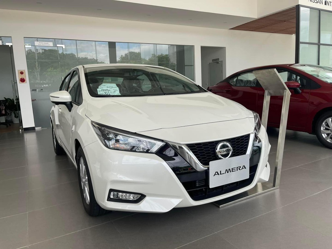 Nissan Almera ra mắt lần đầu tiên vào tháng 8-2021, được nâng cấp vào tháng 6-2022. Xe được bổ sung ghế bọc da, điều hòa có thêm dàn nóng và tính năng kết nối Android Auto. Cùng với đó là tính năng gập gương tự động, gương chiếu hậu trung tâm tràn viền, đèn pha tự động bật tắt - Ảnh: Đại lý Nissan/Facebook