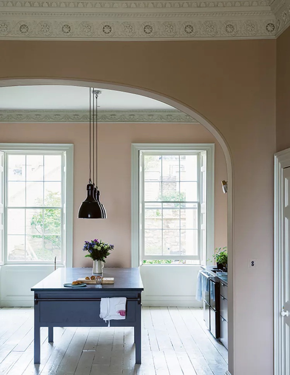 Màu hồng đất nhạt mang lại sự ấm áp nhẹ nhàng cho căn phòng - Ảnh: FARROW & BALL/BHG