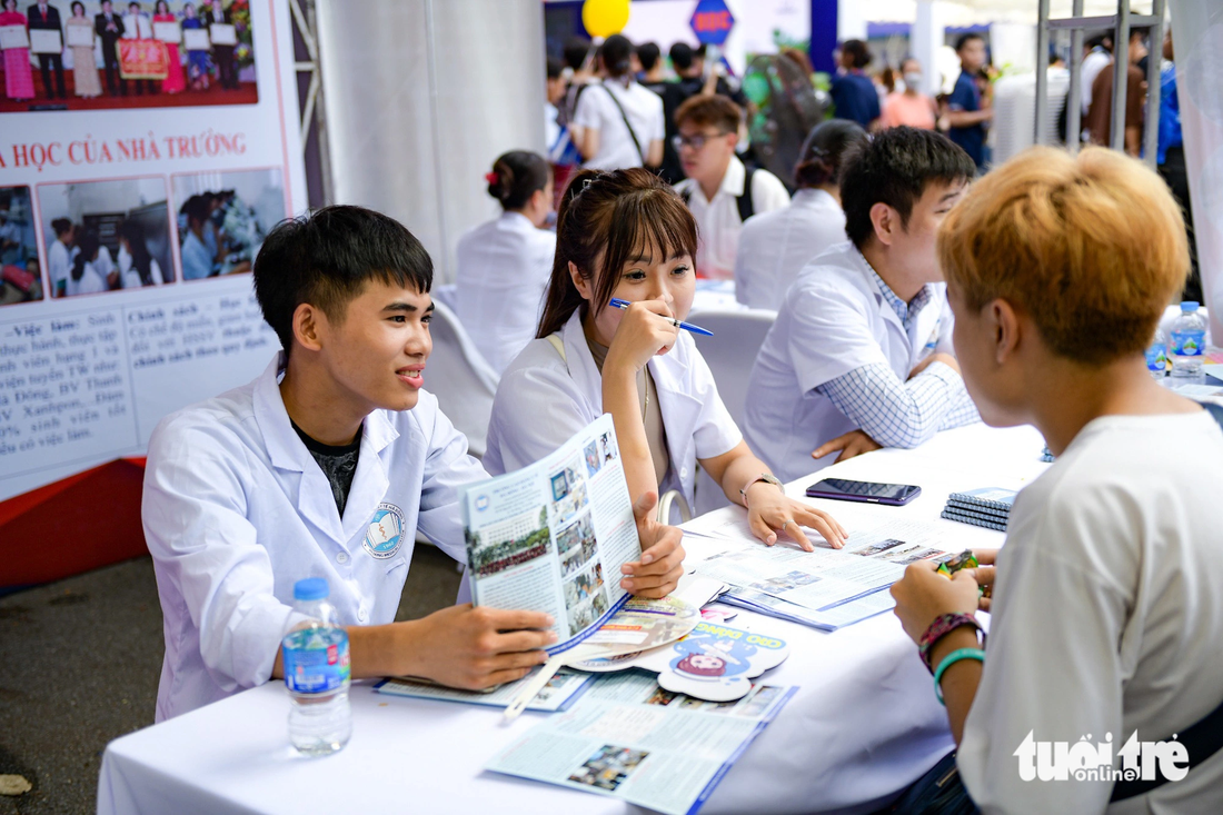 Học sinh tham gia Ngày hội lựa chọn nguyện vọng xét tuyển đại học 2023 do báo Tuổi Trẻ tổ chức tại Hà Nội - Ảnh: NAM TRẦN