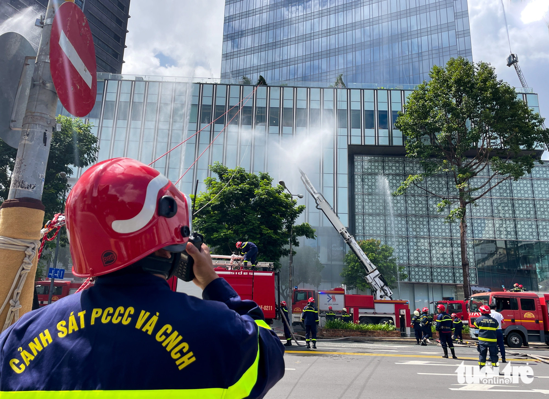 Đội trưởng đội phòng cháy chữa cháy cơ sở tòa nhà Saigon Centre đã yêu cầu qua bộ đàm, lệnh cho các bộ phận trực bảo vệ, kỹ thuật vận hành tòa nhà đặt vào tình huống xử lý khẩn cấp mức độ cao nhất. Đồng thời đội phòng cháy chữa cháy gọi điện thoại ngay cho lực lượng Cảnh sát phòng cháy chữa cháy Công an TP.HCM.