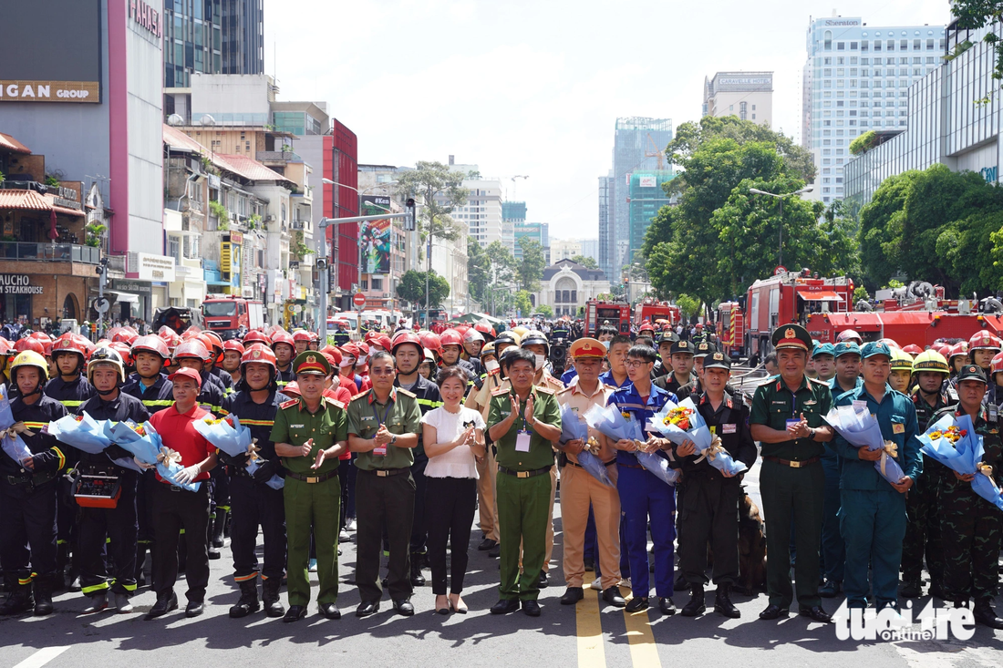 Tham dự buổi diễn tập phòng cháy chữa cháy lần này có Thiếu tướng Nguyễn Thanh Hưởng - phó giám đốc Công an TP.HCM, Thiếu tướng Lê Xuân Thế - phó tư lệnh, tham mưu trưởng Bộ tư lệnh TP.HCM, đại diện các sở, ngành TP.HCM, hàng ngàn chiến sĩ phòng cháy chữa cháy và người dân TP.HCM.