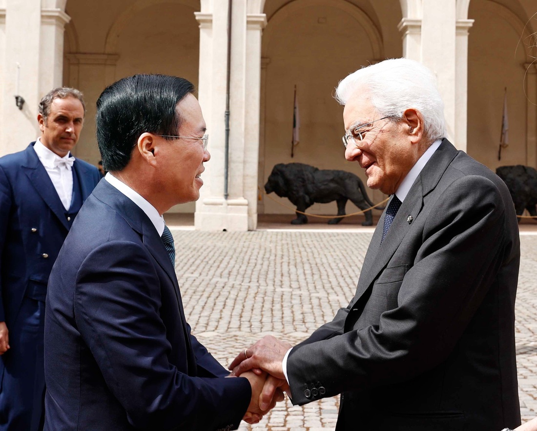 Tổng thống Sergio Mattarella bắt tay, chào mừng Chủ tịch nước Võ Văn Thưởng. Chuyến thăm của Chủ tịch nước Võ Văn Thưởng diễn ra đúng vào dịp kỷ niệm 50 năm thiết lập quan hệ hai nước và 10 năm Đối tác chiến lược - Ảnh: TTXVN