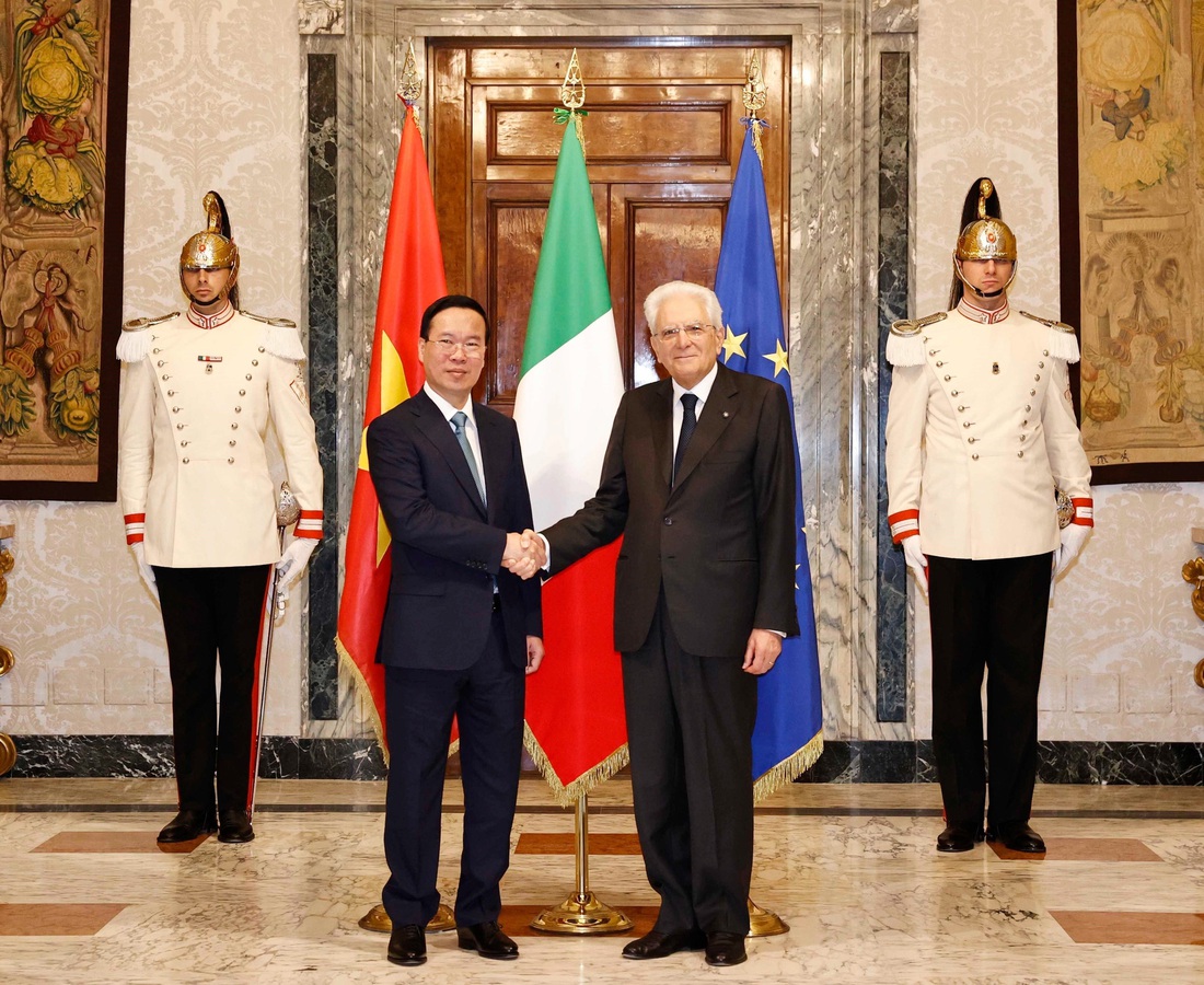 Tổng thống Sergio Mattarella chào mừng Chủ tịch nước Võ Văn Thưởng bên trong Phủ Tổng thống sau lễ đón. Phủ Tổng thống Ý là Cung điện Palazzo del Quirinale, một trong những tòa nhà nổi tiếng nhất nước với quy mô đồ sộ và kiến trúc độc đáo - Ảnh: TTXVN