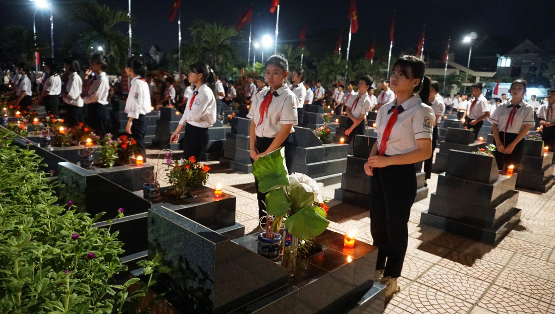 Hàng trăm học sinh, đoàn viên thanh niên tham gia chương trình tri ân anh hùng liệt sĩ - Ảnh: TIẾN THẮNG