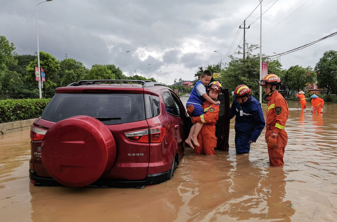 Lực lượng cứu hỏa làm nhiệm vụ tại thành phố Tuyền Châu - Ảnh: AFP