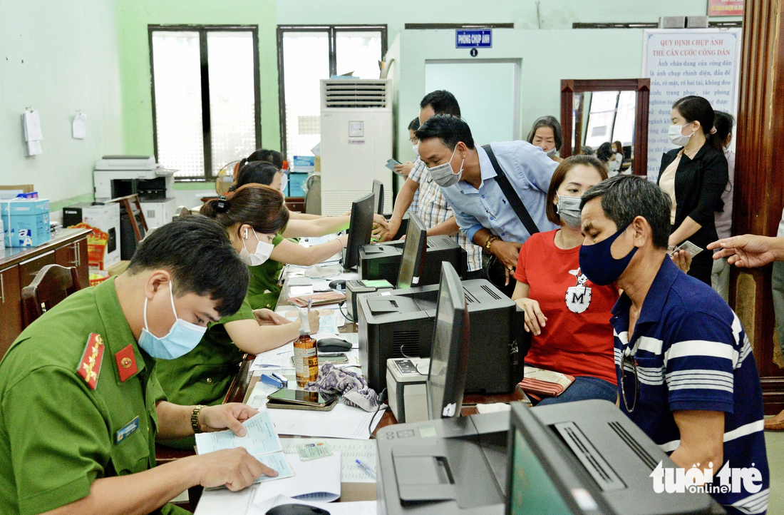 Người dân làm thẻ căn cước công dân có gắn chip điện tử tại Phòng Cảnh sát quản lý hành chính và trật tự xã hội - Công an TP.HCM - Ảnh: TỰ TRUNG