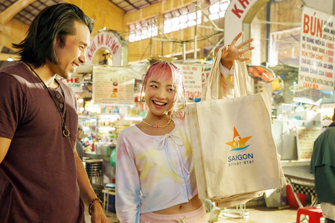 Diễn viên Quinn Trúc Trần trong phim A Tourist's Guide to Love - Ảnh: Netflix