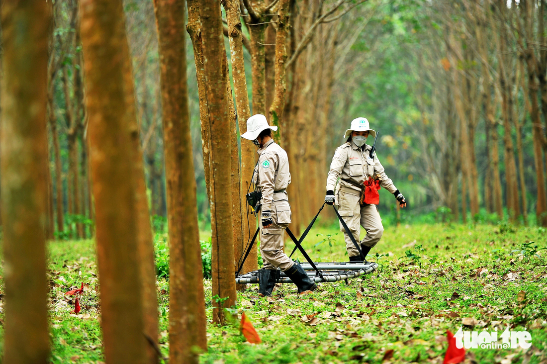 Các cô gái sử dụng máy rà khung rộng để đánh dấu các khu vực