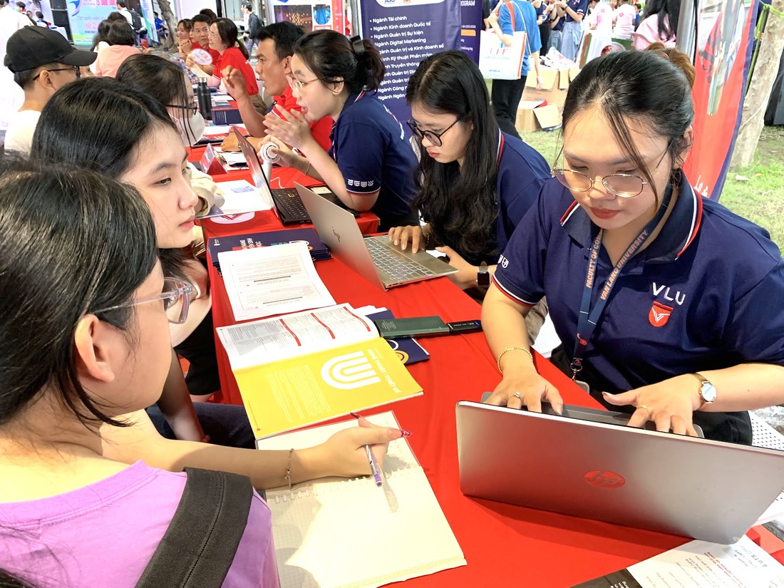 Thí sinh tìm hiểu thông tin đăng ký xét tuyển đại học tại Ngày hội lựa chọn nguyện vọng xét tuyển năm 2023 do báo Tuổi Trẻ tổ chức - Ảnh: TRẦN HUỲNH