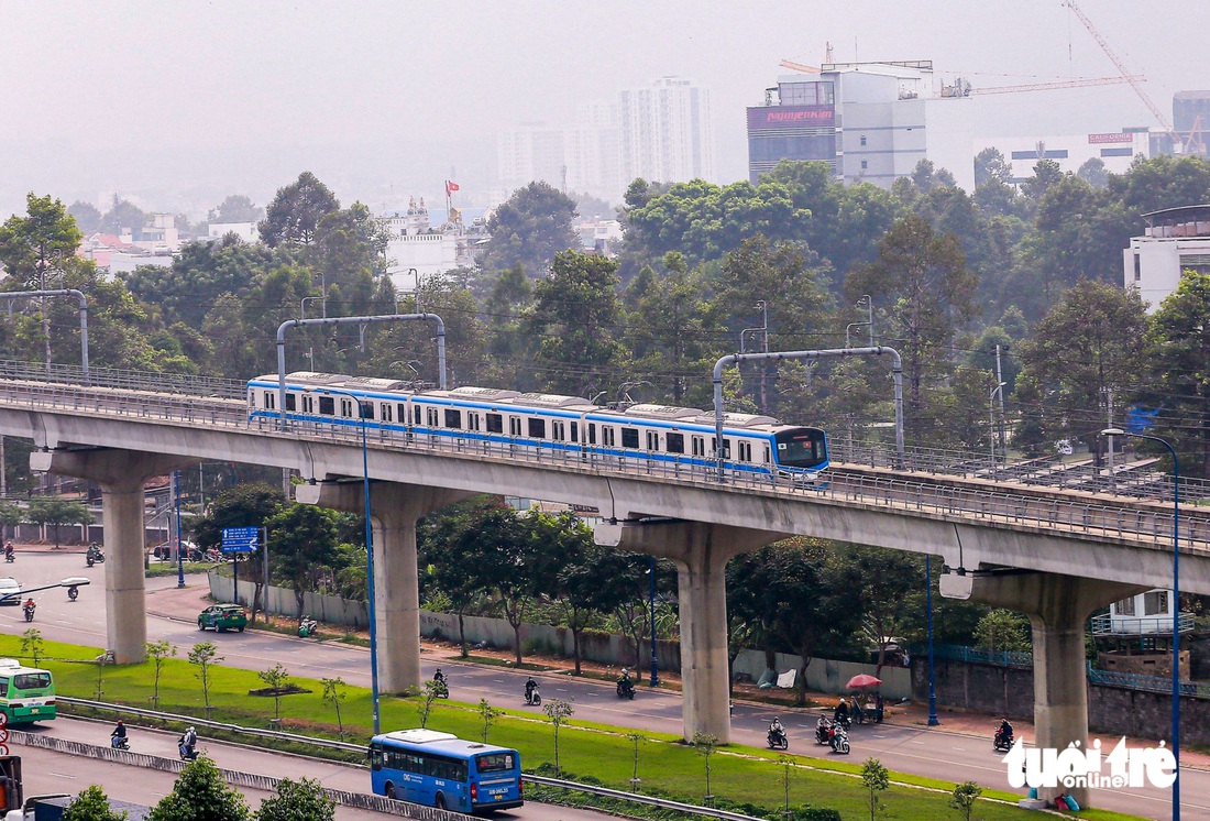 Tàu metro số 1 đi qua đoạn ray trên cao (gần ngã tư Thủ Đức, TP Thủ Đức) - Ảnh: CHÂU TUẤN