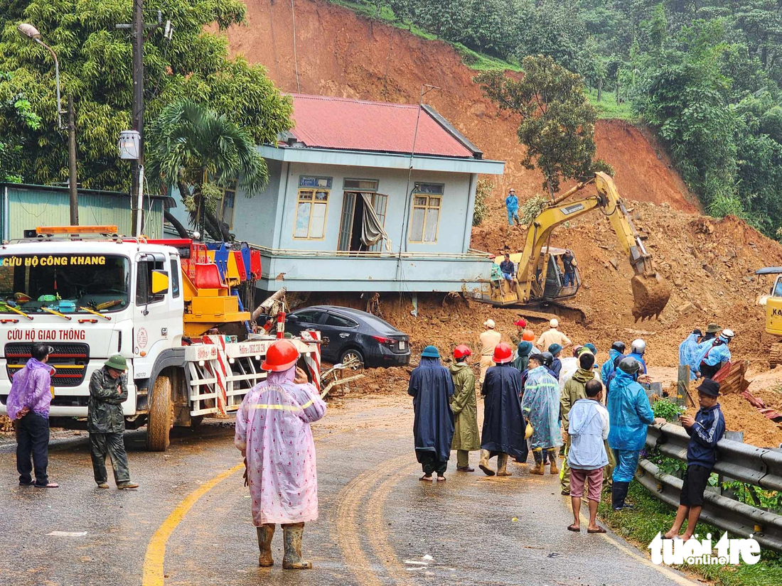 Chốt cảnh sát giao thông bị khối đất đá trên núi đổ xuống xô lệch nghiêng ngả