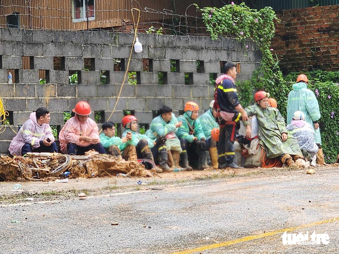 Lực lượng cứu hộ lấm lem bùn đất 