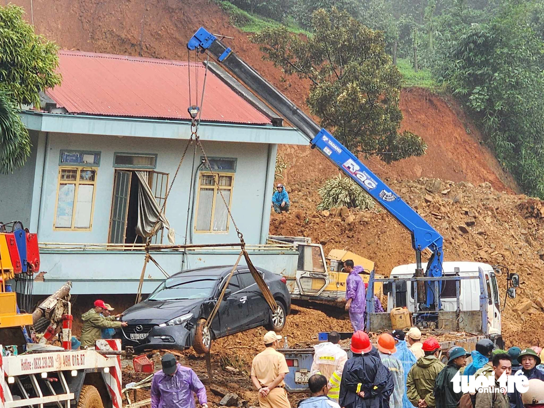 Một chiếc ô tô khác bị vùi lấp được đưa ra ngoài