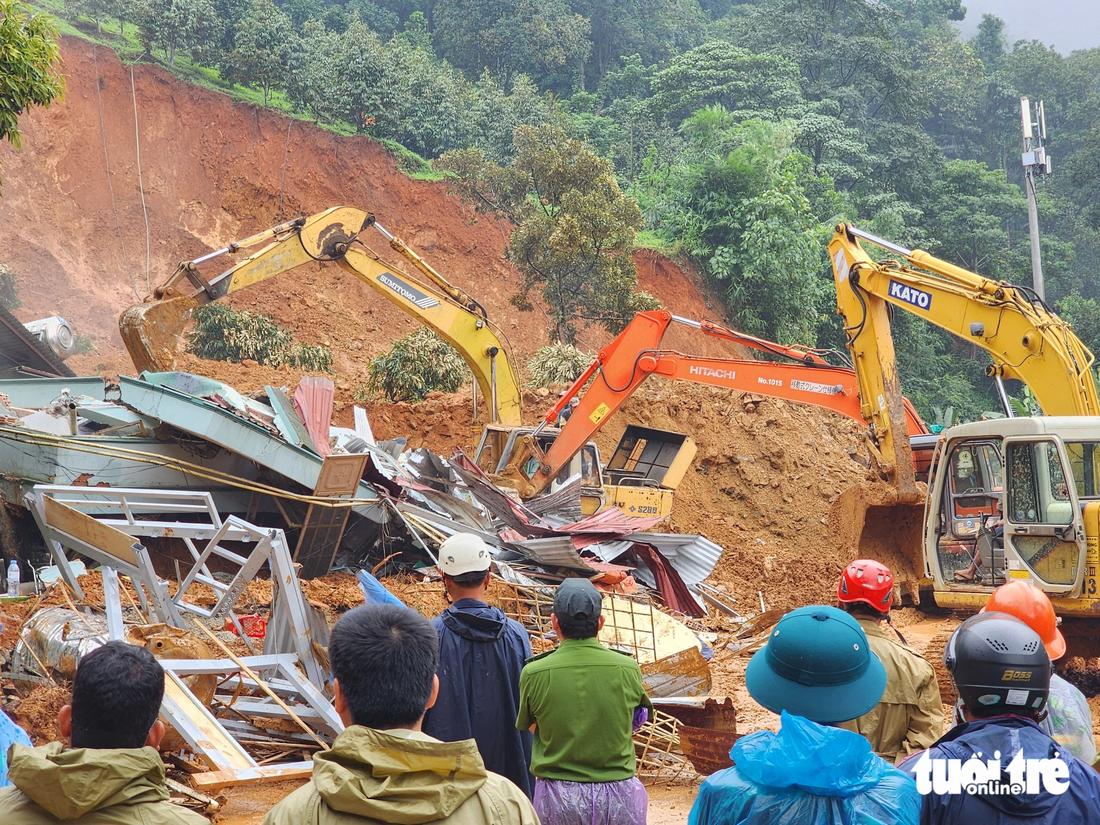 Chốt cảnh sát giao thông bị phá sập để khoanh vùng tìm kiếm nạn nhân còn lại