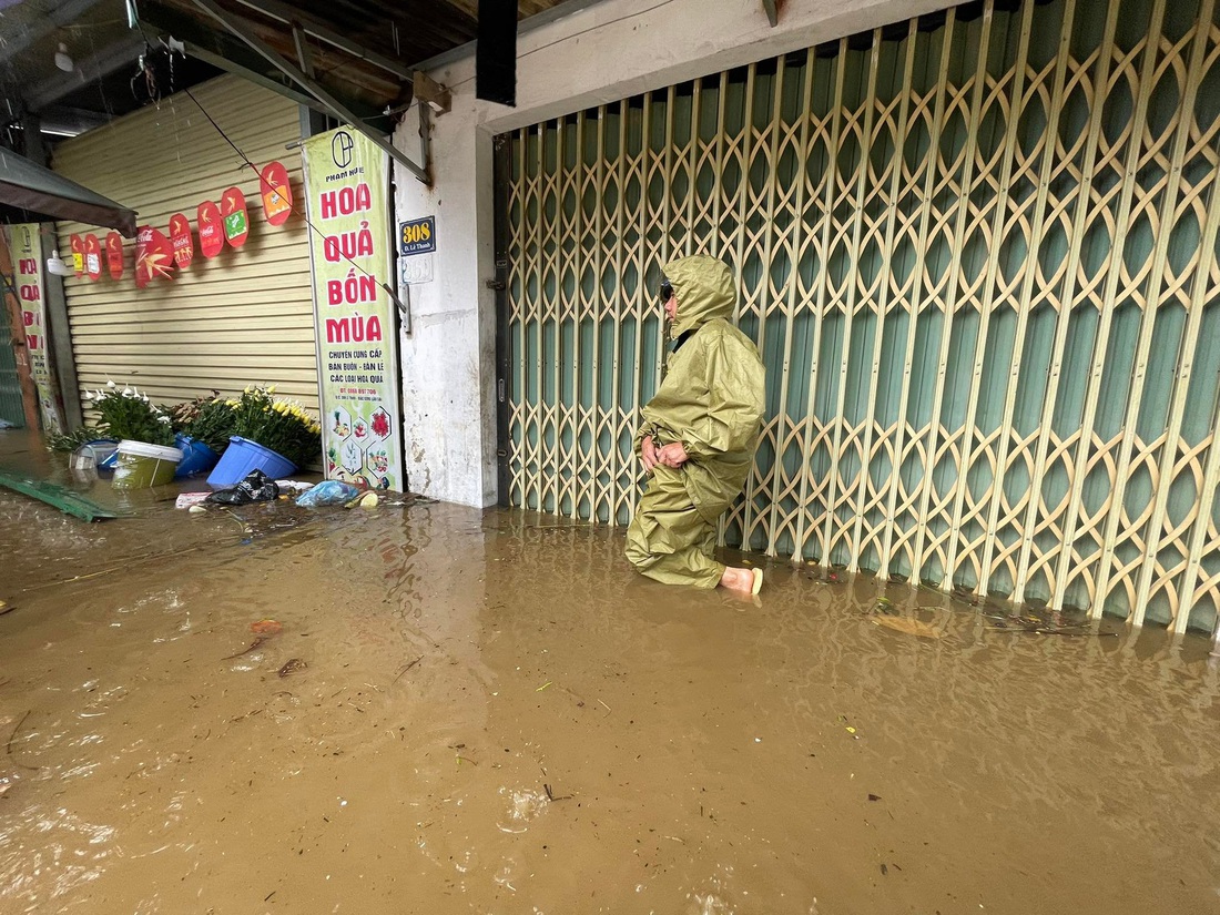 Tuyến đường Lê Thanh, phường Bắc Cường, nước ngập sâu 50cm - 80cm, có điểm trên 80cm - Ảnh: TIẾN NGỌC