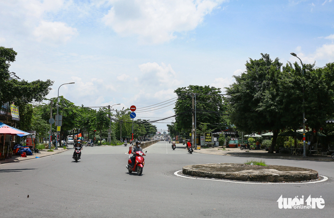 Trong ảnh là nút giao cầu vượt Gò Dưa (điểm cuối của đoạn 3 thuộc dự án vành đai 2), khi khép kín sẽ kết nối với quốc lộ 1. Nếu hoàn thành, đoạn từ cầu Phú Hữu (quận 9 cũ) đến quốc lộ 1 (giáp tỉnh Bình Dương) sẽ nối thành một dải, rút ngắn đáng kể thời gian đi lại của người dân