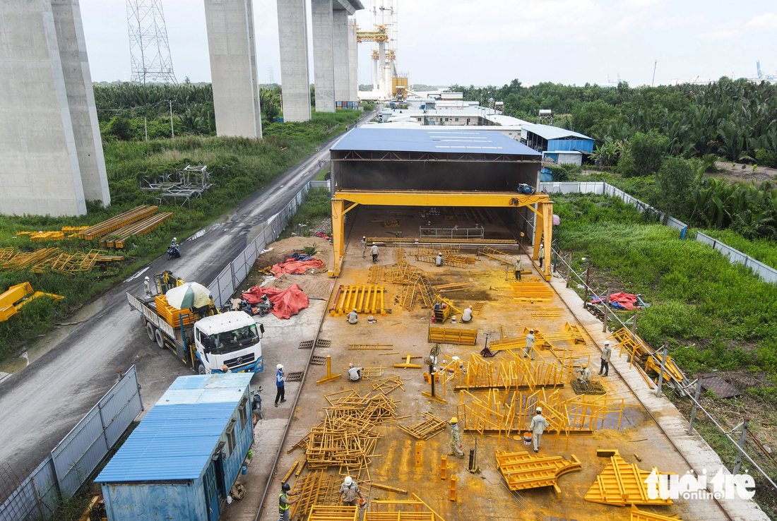 Có khoảng 30 kỹ sư, công nhân được huy động đến nhà xưởng và đường dẫn vào công trường để kiểm tra lại tất cả vật dụng và máy móc của gói thầu sau thời gian dài ngừng xây dựng