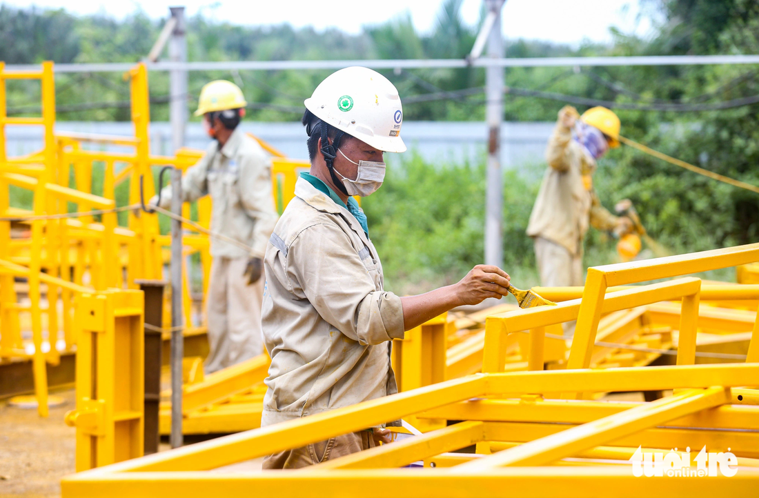 Một số vật dụng, giàn giáo bắc cần cẩu bị hoen gỉ do dừng xây dựng lâu ngày đều được vệ sinh và sơn mới để đảm bảo an toàn trong quá trình xây dựng