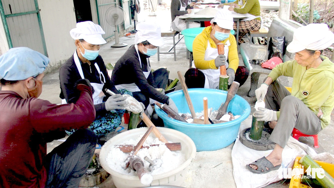 Công nhân tinh chế thủ công muối hầm trong các ống tre