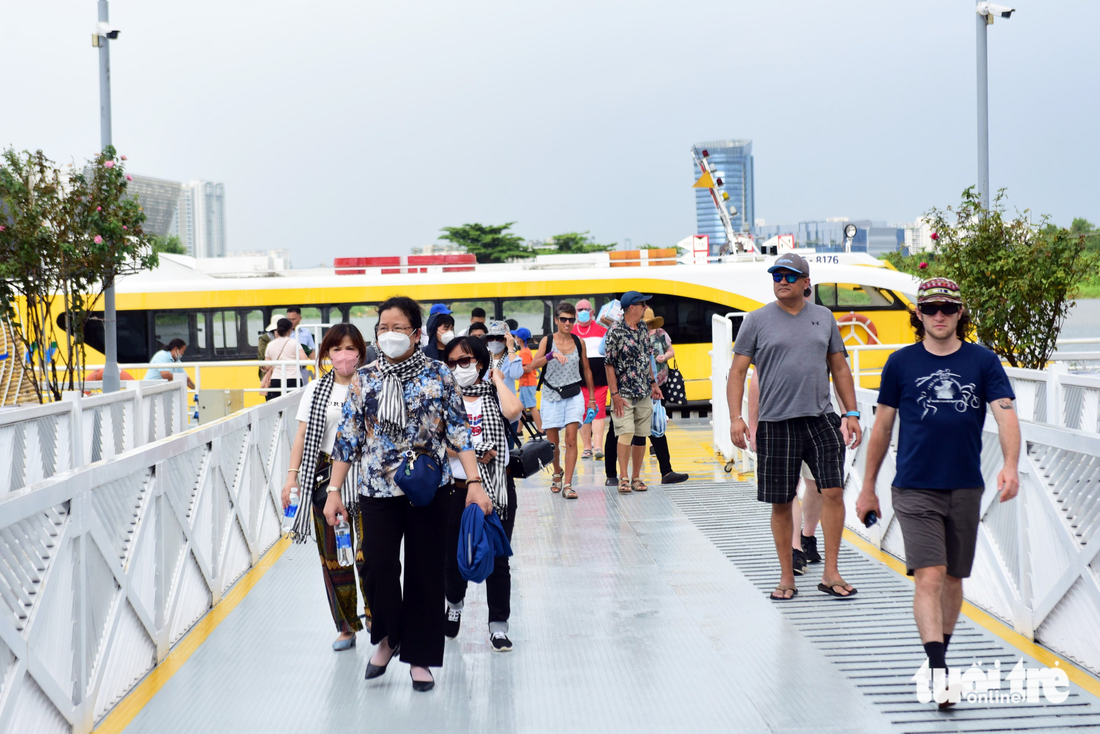 Nhiều du khách nước ngoài cũng lựa chọn trải nghiệm loại hình di chuyển thú vị này - Ảnh: DUYÊN PHAN