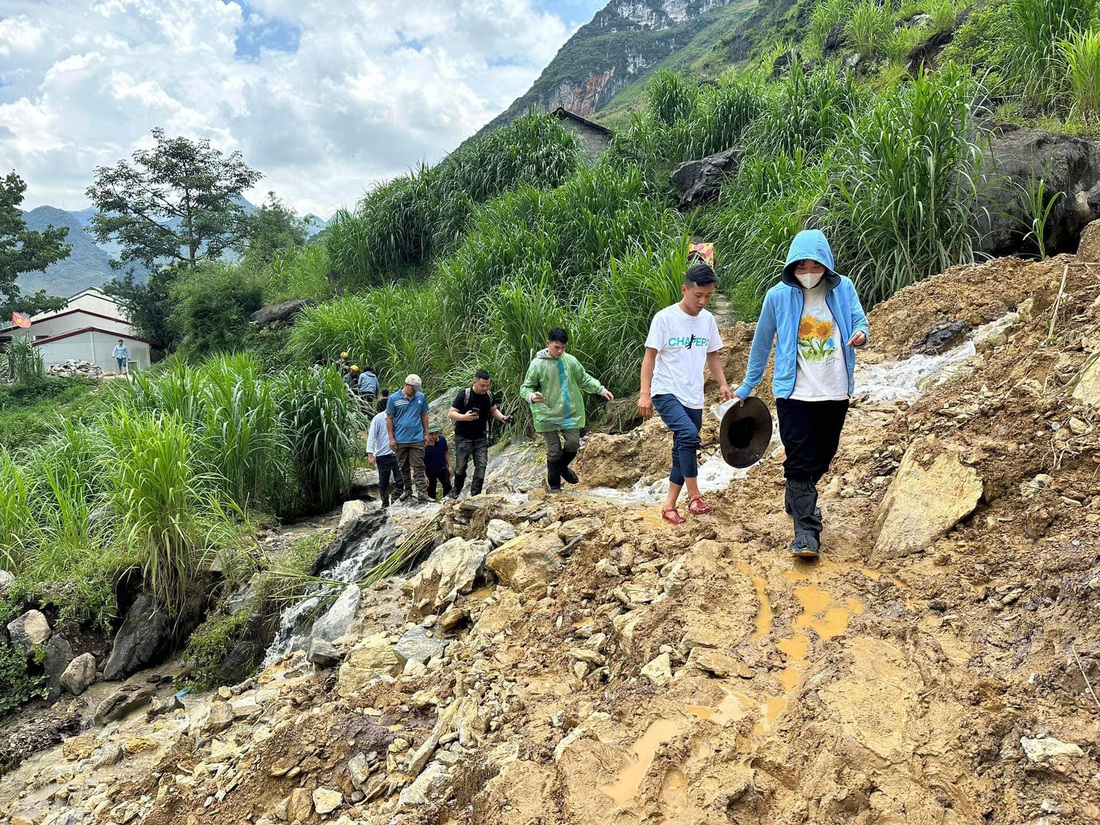 Con đường đến với điểm trường Xéo Hồ thêm gian nan bởi mưa lớn những ngày qua khiến nhiều đoạn đường bị sạt - Ảnh: TEAM VIỆT PHI