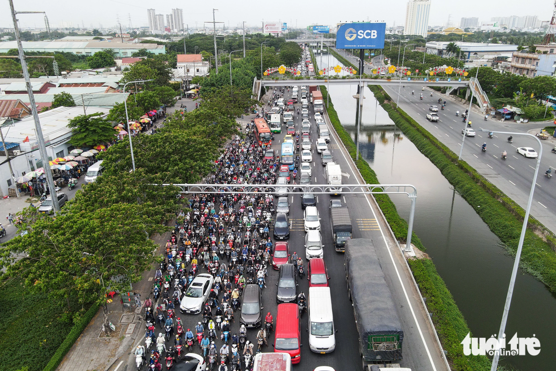 Quốc lộ 1 (đoạn từ An Lạc đến giáp ranh tỉnh Long An) dài 9,6km cũng được đề xuất mở rộng từ 4 - 8 làn xe. Tổng vốn khoảng 12.900 tỉ đồng, trong đó dự kiến ngân sách thành phố tham gia với tỉ lệ 50% và doanh nghiệp 50%.