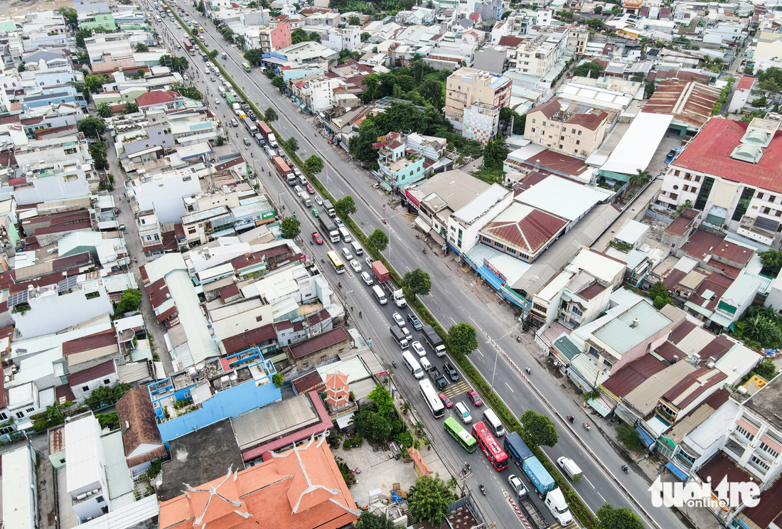 Còn quốc lộ 22 (đoạn từ ngã tư An Sương đến vành đai 3) có chiều dài 9,1km sẽ mở rộng lên gần 40m với mức đầu tư 3.609 tỉ đồng. Ngân sách thành phố đầu tư tỉ lệ 67%, doanh nghiệp 33%.