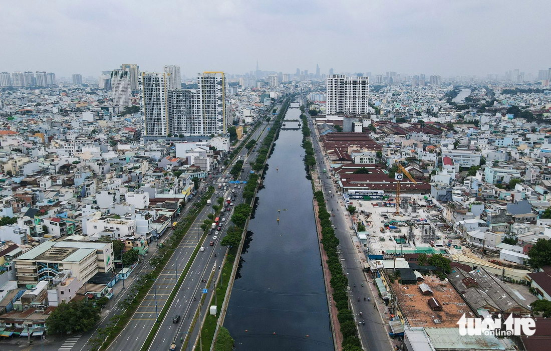 Dự án cầu đường Bình Tiên dài 3,2km - nối trung tâm về huyện Bình Chánh - được TP phê duyệt đầu tư theo hình thức BT (xây dựng - chuyển giao). Con đường nối trung tâm ra khu Nam này khi hình thành sẽ giải quyết tình trạng ùn tắc, tăng cường liên kết vùng giữa TP với các tỉnh Đồng bằng sông Cửu Long qua tuyến quốc lộ 50 (đang triển khai mở rộng), đường Nguyễn Văn Linh, quốc lộ 1, cao tốc Bến Lức - Long Thành, vành đai 3 TP.HCM. Nhưng khi Luật PPP ra đời đã bỏ hình thức BT, TP cũng tạm dừng dự án này. TP.HCM có kế hoạch triển khai dự án theo hình thức BOT. Tổng vốn dự án này 6.218 tỉ đồng.