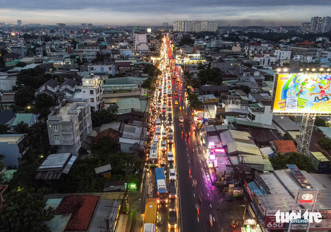 Về nguyên tắc thực hiện, Sở Giao thông vận tải TP.HCM cho biết sẽ dựa trên cơ sở các tiêu chí đưa ra, phối hợp cùng Trường đại học Kinh tế - Luật TP.HCM rà soát, lên danh mục dự án đợt 1 để trình TP. Đồng thời, sở sẽ tiếp nhận đề xuất của nhà đầu tư và rà soát để tiếp tục lên danh mục trình đợt tiếp theo.