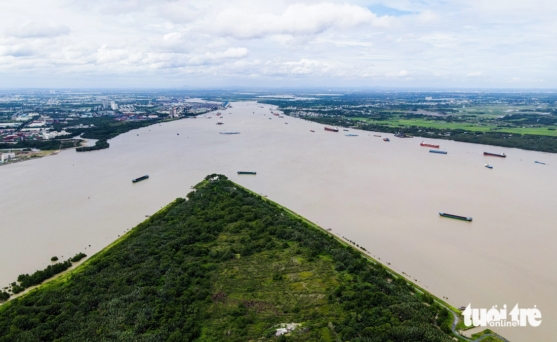 Từ cầu Phú Mỹ (quận 7, TP.HCM) sẽ nhìn thấy &quot;Mũi Đèn Đỏ&quot; tại ngã ba sông Sài Gòn và sông Nhà Bè tuyệt đẹp. Đây là nơi bắt nguồn cho câu ca dao: &quot;Nhà Bè nước chảy chia hai / Ai về Gia Định, Đồng Nai thì về&quot;.