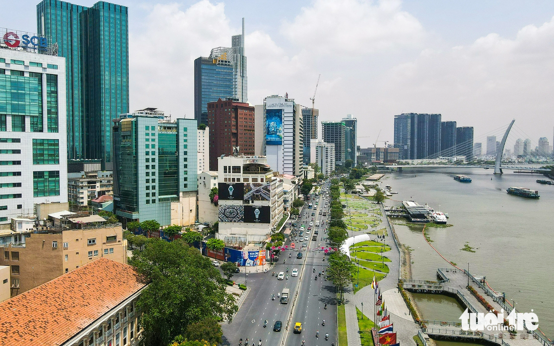 Hiện nay, một số nơi đã phát triển giao thông hoàn chỉnh, đường thảm nhựa và đưa vào khai thác ổn định. Điển hình có thể kể đến tuyến đường Tôn Đức Thắng qua quận 1, TP.HCM (dọc bến Bạch Đằng đến cầu Ba Son). Thời gian gần đây cảnh quan khu vực được chỉn chu và trở thành điểm đến thu hút người dân, du khách.