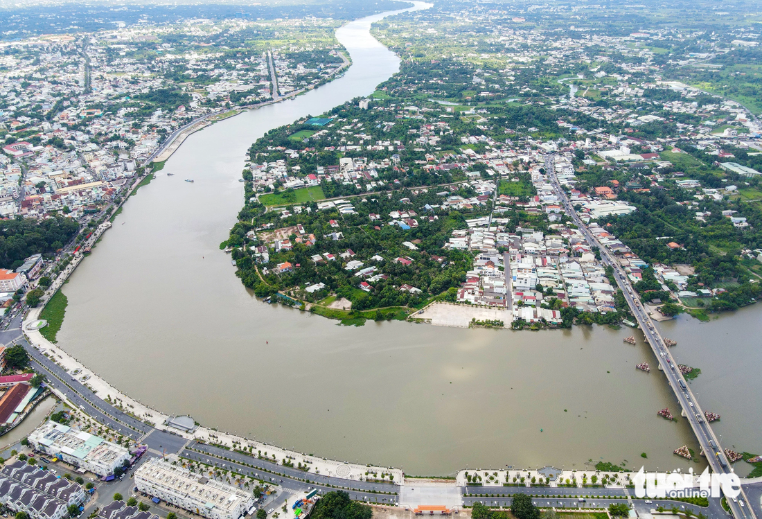 Nhiều đoạn đường sông vẫn chưa có sự đồng bộ. Nơi toàn cỏ dại, không có không gian để người dân vui chơi, ngắm sông. Ảnh chụp tại khu vực cầu Phú Cường nối tỉnh Bình Dương và TP.HCM. Phía Bình Dương đã cơ bản hoàn thành một đoạn đường ven sông, còn phía TP.HCM vẫn còn hoang vu.