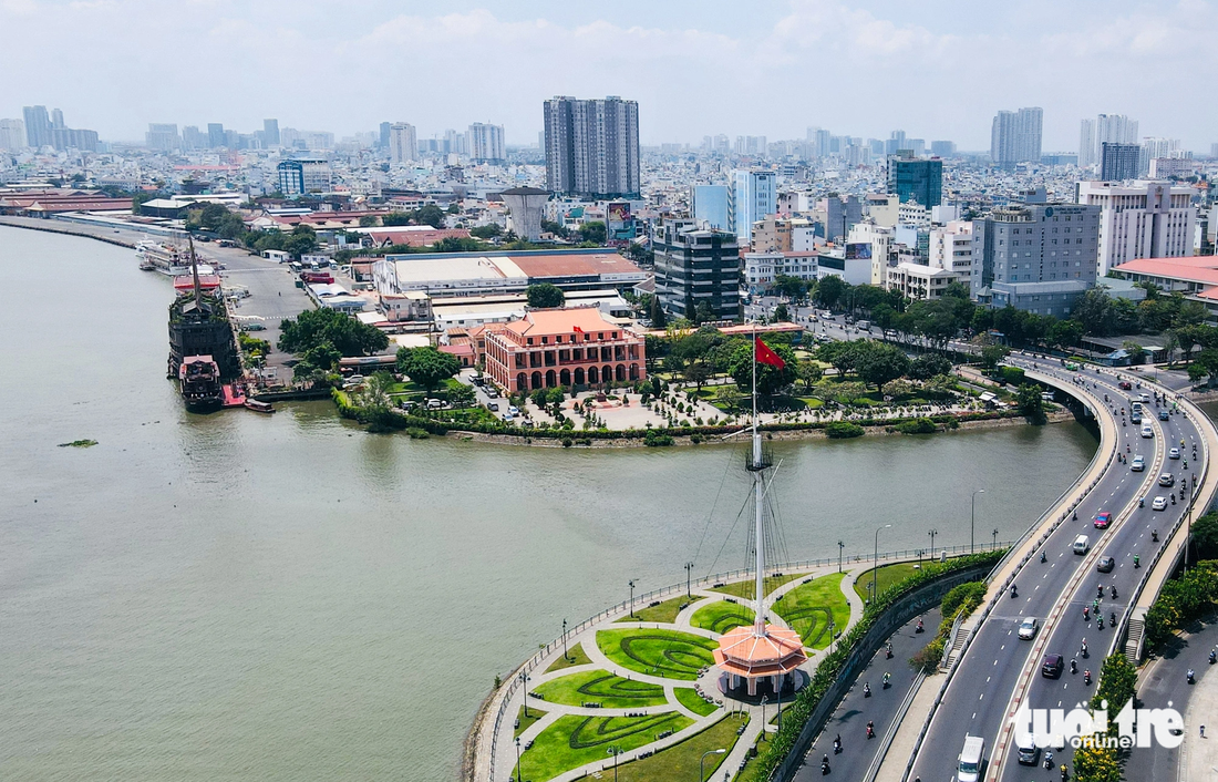 Giám đốc Sở Giao thông vận tải Trần Quang Lâm nhận định: &quot;Chúng ta sẽ rà soát làm đường ven sông tổng thể từ Nhà Bè đến hết sông Sài Gòn, đặc biệt từ Mũi Đèn Đỏ đến Khánh Hội - Nhà Rồng được đánh giá là đoạn có tiềm năng rất lớn. Khi chúng ta dời cảng đi thì sẽ càng phát triển đường ven sông, cảng du lịch quốc tế, khu đô thị thương mại&quot;.