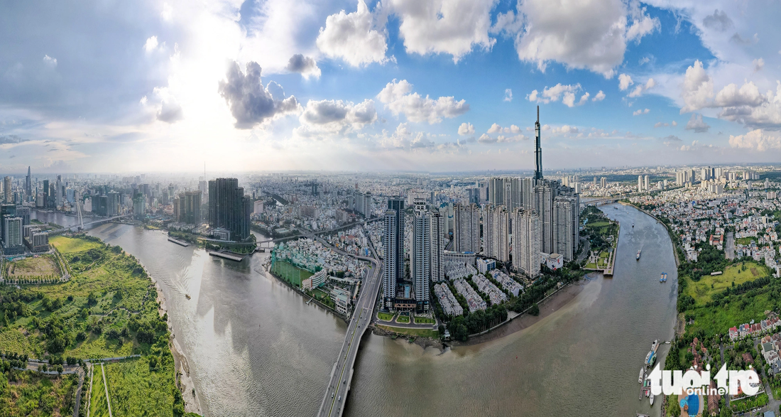 Một đoạn đường ven sông dài khoảng 4km ôm lấy sông Sài Gòn qua quận 1, quận Bình Thạnh, TP.HCM đã cơ bản có hình hài nhưng lại đứt đoạn rất đáng tiếc. Có điểm chỉ cần xử lý đơn giản là phá đi bức tường gạch ngăn cách sẽ thông suốt nhưng lại chưa làm được.