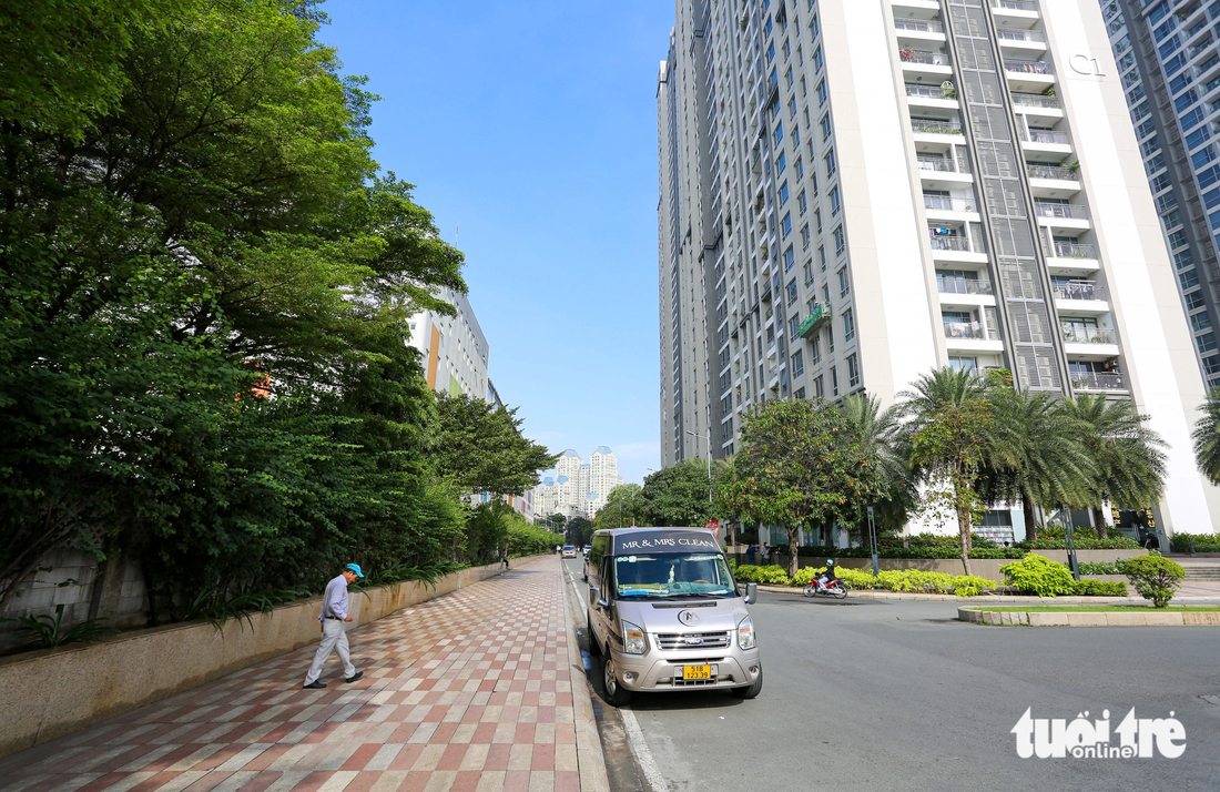 Chỉ vì bức tường &quot;oan trái&quot; này mà một đoạn đường khá đẹp từ chân cầu Sài Gòn đến chân cầu Thủ Thiêm 1 bị đứt quãng. Thời điểm cuối năm 2022 khi cầu vượt Nguyễn Hữu Cảnh gặp sự cố, Công an TP.HCM có công văn gửi chủ tịch UBND TP.HCM về việc bảo đảm an toàn giao thông trong thời gian sửa chữa cầu. Công an TP cho biết hai dự án nằm liền kề nhau, có chung một tuyến đường nội bộ ven sông Sài Gòn nhưng ngăn cách bởi bức tường.