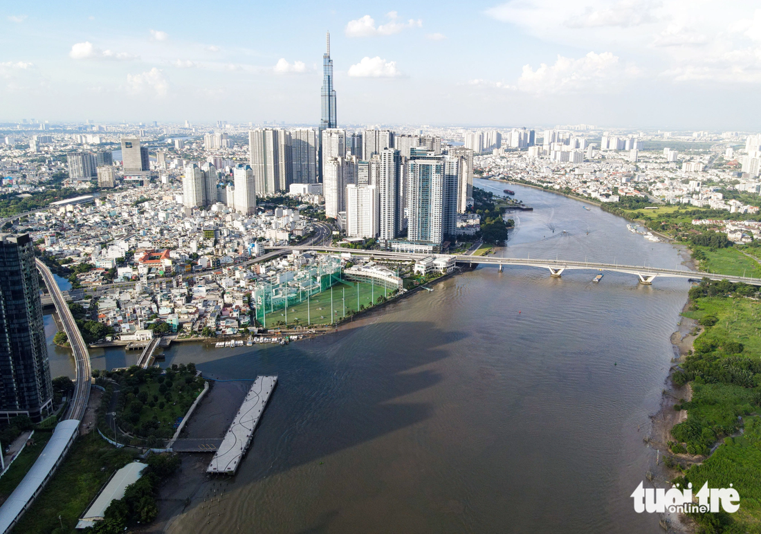 Nhìn từ trên cao có thể thấy đoạn đường ven sông qua khu vực này gần như không có. Sân tập golf là hạng mục có diện tích lớn nhất và nằm sát ra bờ sông. Bên trong là đường Nguyễn Hữu Cảnh đoạn từ cầu Thủ Thiêm 1 đến cầu Thị Nghè 2.