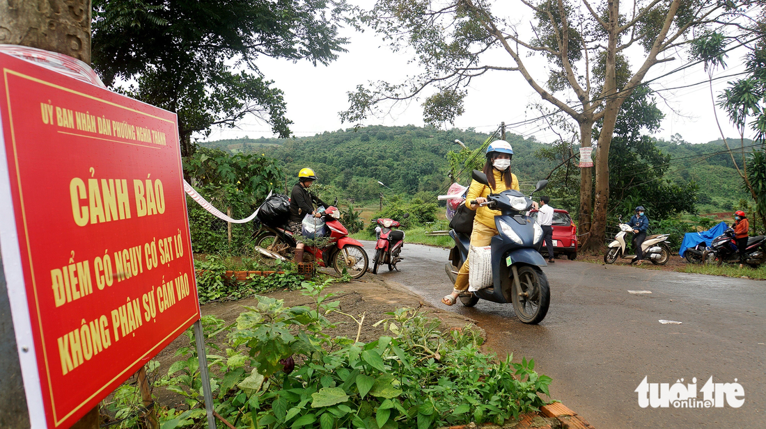 Người dân gom đồ rời khỏi nhà tránh vùng nguy hiểm