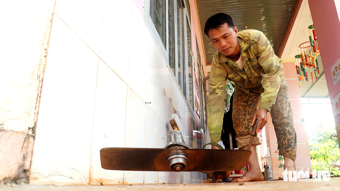 Gia đình anh Vi Văn Quýnh bốn người, nhà ở sát hồ Đắk N’ting đang ở tạm tại Trường mẫu giáo Họa Mi