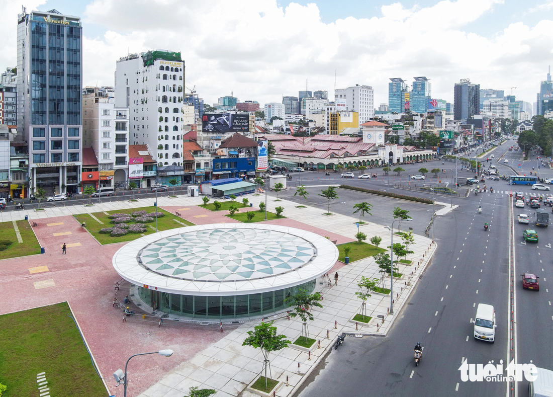 Điểm nhấn quan trọng của ga ngầm Bến Thành nói riêng và toàn tuyến metro số 1 nói chung là ở toplight - mái lấy sáng có hình hoa sen tuyệt đẹp - Ảnh: CHÂU TUẤN