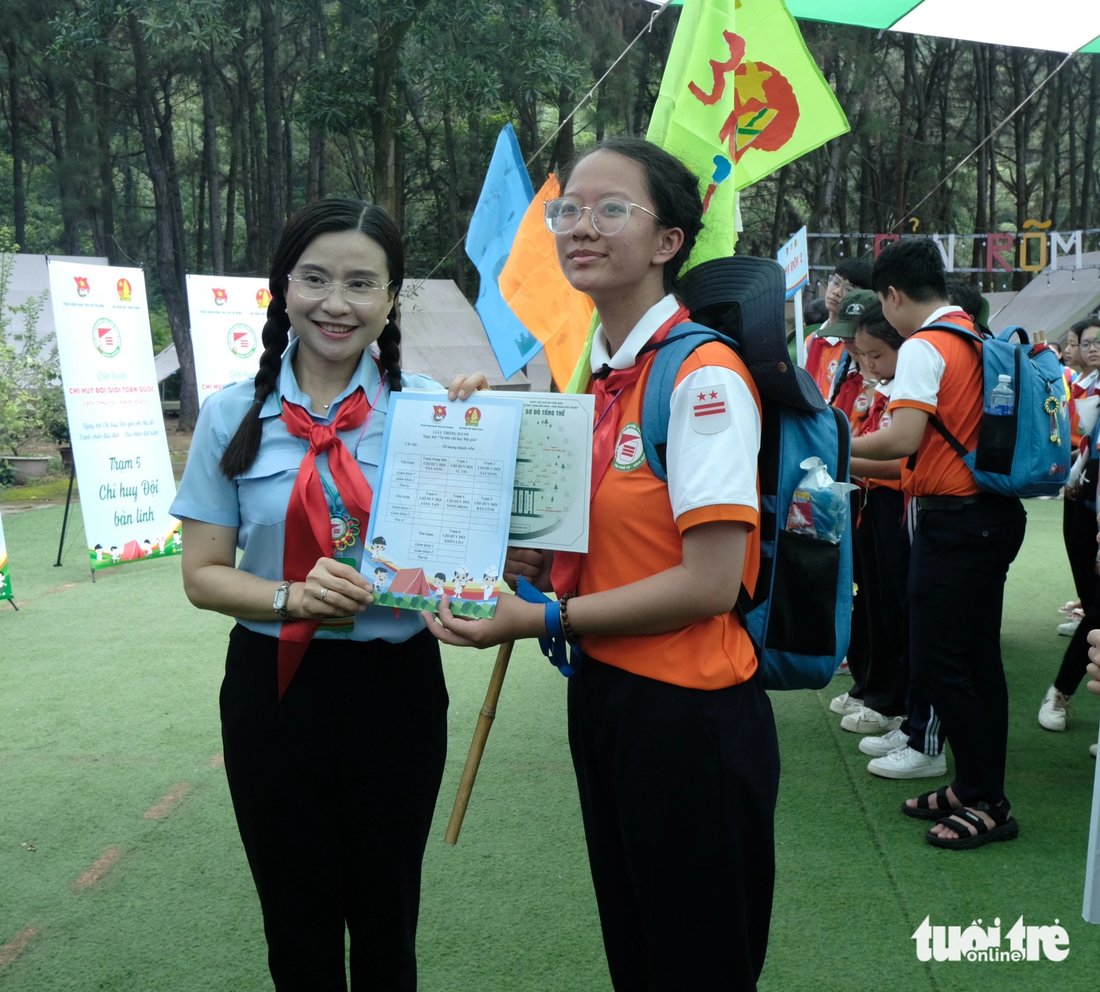 Chị Nguyễn Phạm Duy Trang (trái) - bí thư Trung ương Đoàn, chủ tịch Hội đồng Đội Trung ương - đồng hành với các chỉ huy Đội toàn quốc tại liên hoan - Ảnh: HÀ THANH